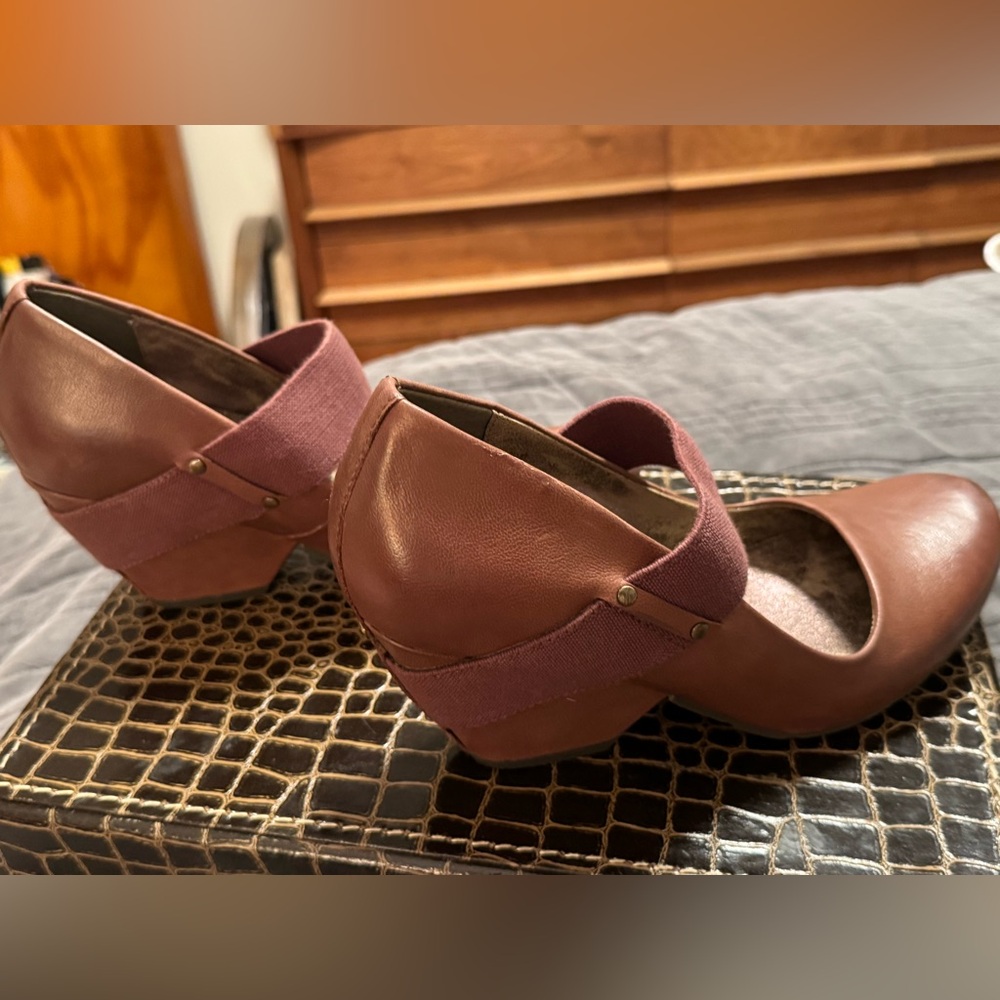 Elegant OTBT Brown Leather Women's Shoes NWT - Picture 3 of 8